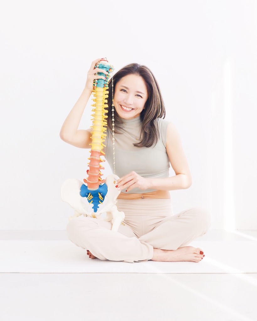 骨盤模型を持つ骨盤マニアKAO（落合薫）