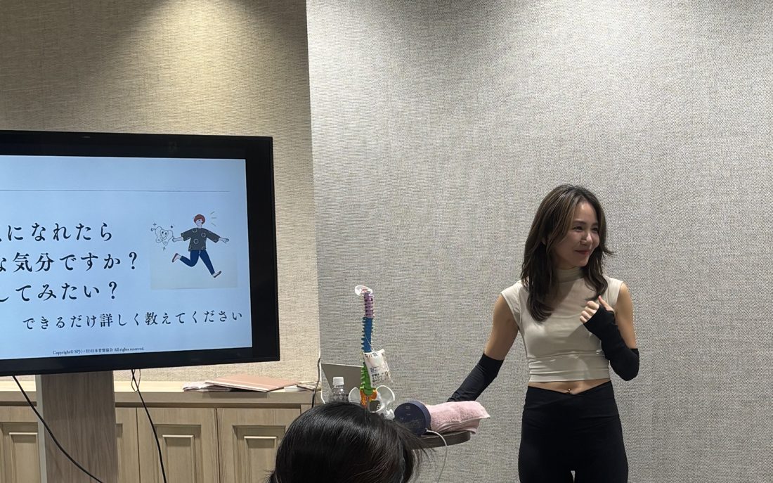株式会社FANCLのロイヤルステージ限定イベントで骨盤ケアを指導する骨盤マニアKAO