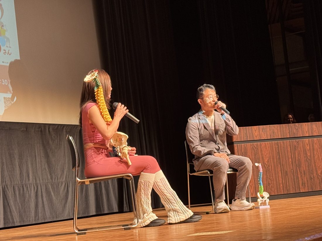 熊谷市民公開講座の大ホールのステージで登壇する骨盤マニアKAO